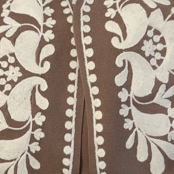 Hem & Thread 🩵 Boutique 🌺 Elegant Brown Embroidered Vest - Picture 4 of 5